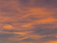 Golden geschwungene Abendwolken